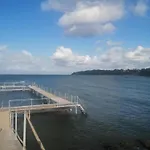 Minihus Til Havn, Strand, Vand Og By I