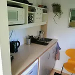 Minihus Til Havn, Strand, Vand Og By I *