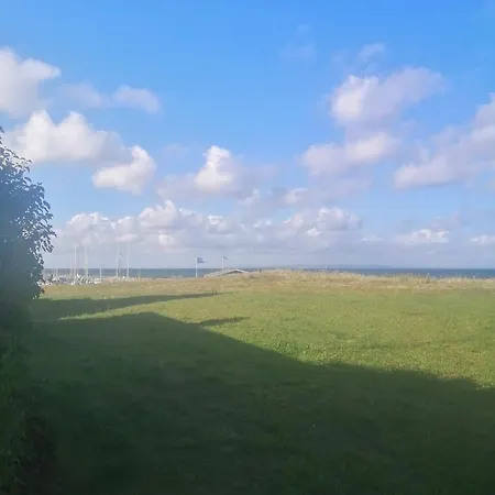 Minihus Til Havn, Strand, Vand Og By I *