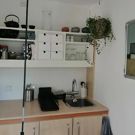 Minihus Til Havn, Strand, Vand Og By I * 吉利勒杰