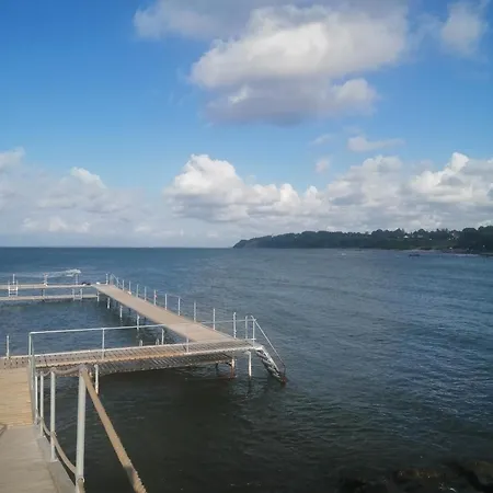 Minihus Til Havn, Strand, Vand Og By I