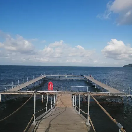 Minihus Til Havn, Strand, Vand Og By I 吉利勒杰