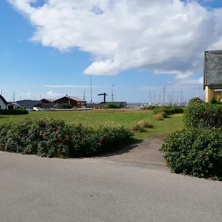 Minihus Til Havn, Strand, Vand Og By I *