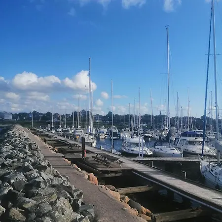 Minihus Til Havn, Strand, Vand Og By I * 吉利勒杰