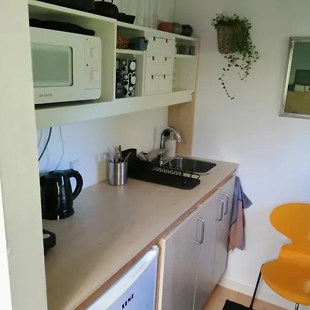 Minihus Til Havn, Strand, Vand Og By I *