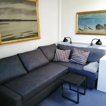 Minihus Til Havn, Strand, Vand Og By I * 吉利勒杰