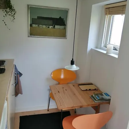 Minihus Til Havn, Strand, Vand Og By I