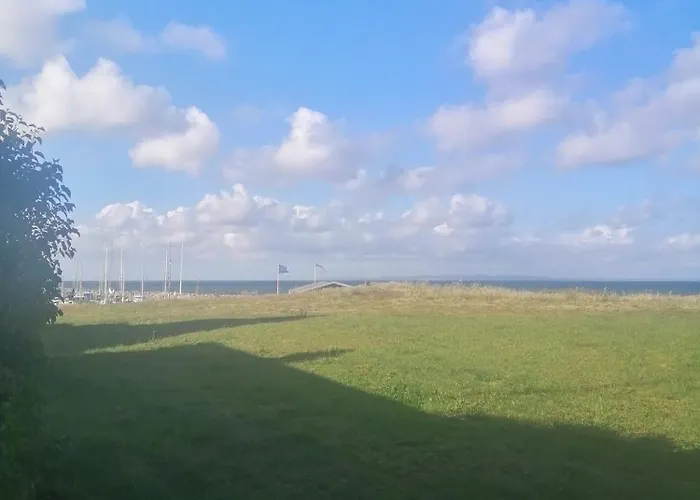 Minihus Til Havn, Strand, Vand Og By I *