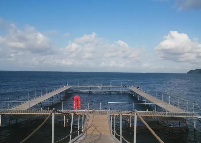 Minihus Til Havn, Strand, Vand Og By I Gilleleje