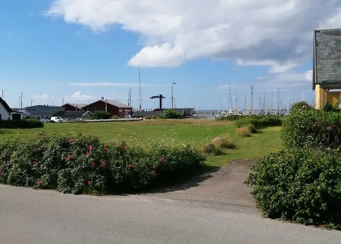 Minihus Til Havn, Strand, Vand Og By I *