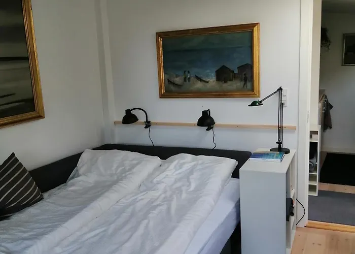 Minihus Til Havn, Strand, Vand Og By I Semesterbostad