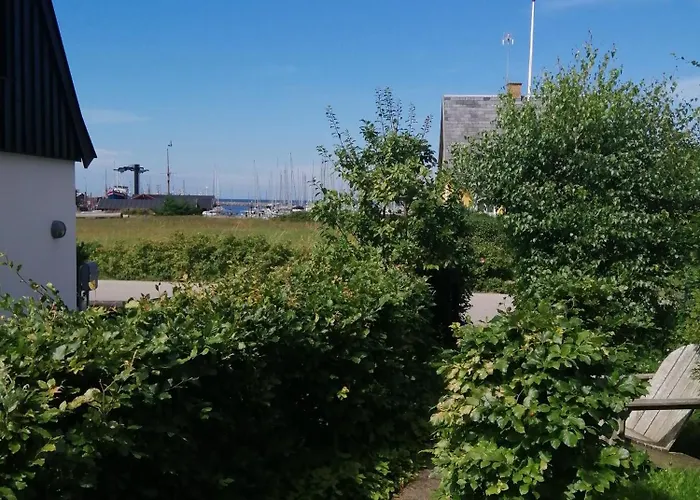 Minihus Til Havn, Strand, Vand Og By I Semesterbostad